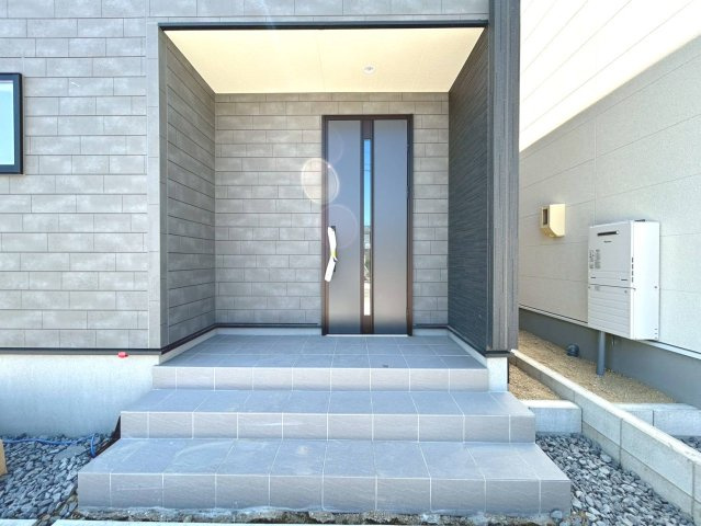 リーブルガーデン　一宮市萩原町第二　全2区画分譲の玄関|【ピッキング防止機能付き玄関ドア錠】玄関ドアの鍵は上下に２つあり、内側の下段は脱着サムターンキー。
鍵を不正に開錠されても、もう１つの鍵でピッキングを防ぎます。防犯性の高い仕様になっています。