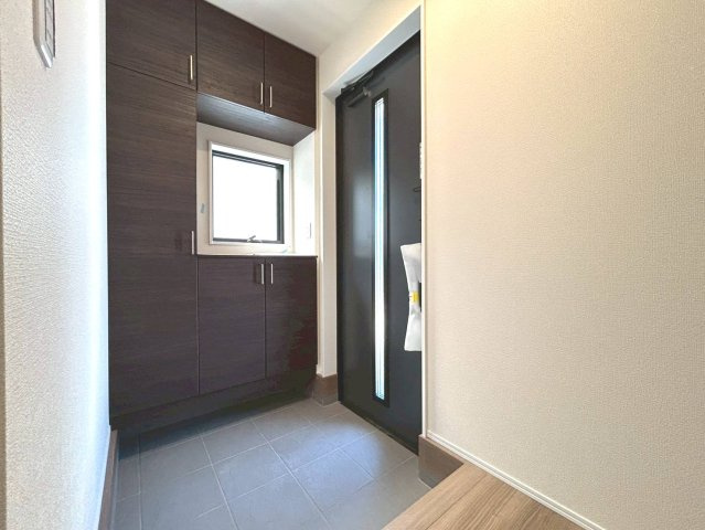 リーブルガーデン　一宮市萩原町第二　全2区画分譲の玄関|大容量のシューズ収納付きで玄関周りもすっきり！玄関ドアからの光が玄関ホールを明るくしてくれます。