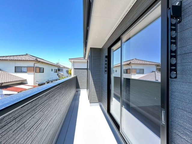 リーブルガーデン　一宮市萩原町第二　全2区画分譲のバルコニー|バルコニーは南向きで洗濯物もよく乾きます！強度と表面積硬度を持つFPRで防水しています。