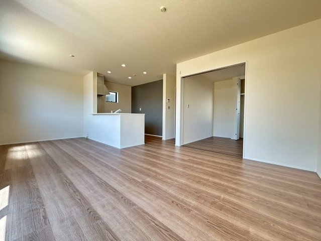 リーブルガーデン　一宮市萩原町第二　全2区画分譲の居間・リビング|明るい日差しをふんだんに取り込んだリビングダイニングは家族の笑顔につつまれた素敵な空間になります。
一建設の家は精度が高く丈夫な工法を採用し、「住宅トップランナー基準」に対応しています。