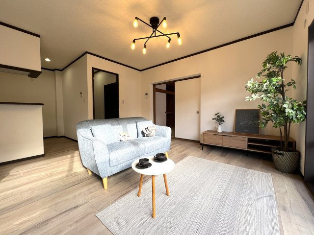 上永谷と下永谷あるけど中永谷はないのはなぜ？【リフォーム／港南区下永谷2丁目中古戸建】の居間・リビング|ゆったりとしたリビングです