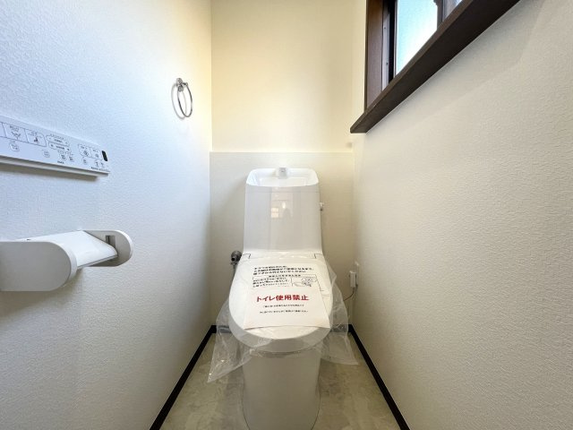 上永谷と下永谷あるけど中永谷はないのはなぜ？【リフォーム／港南区下永谷2丁目中古戸建】のトイレ|ゆったりとした空間のトイレです