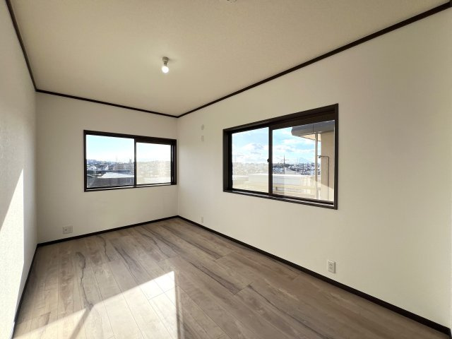 上永谷と下永谷あるけど中永谷はないのはなぜ？【リフォーム／港南区下永谷2丁目中古戸建】の洋室|広々とした洋室です