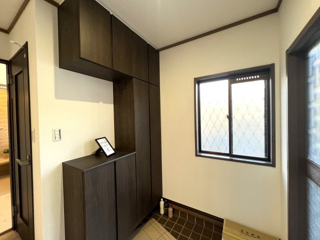 上永谷と下永谷あるけど中永谷はないのはなぜ？【リフォーム／港南区下永谷2丁目中古戸建】の玄関|収納もある玄関です