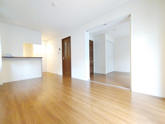 Y・Kレジデンス赤羽西の居間・リビング|窓側からのアングルです☆