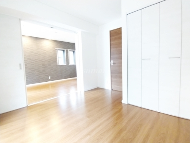 Y・Kレジデンス赤羽西の洋室|窓側からのアングルです☆