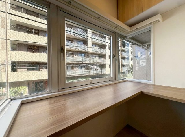 T-WOODの居間・リビング|【開放的なカウンター】
広々ＬＤＫ（約１６．６帖）の特等席にカウンターを設置。猫ちゃんがいたら占領されてしまいそうな開放感！ワークスペースやリラックスタイムにと楽しみ方はお客様しだいです。