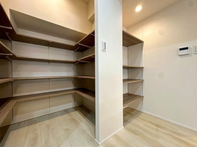 T-WOODの収納|【広々パントリー】
リビングを一望する新品キッチンの後ろに特大パントリーを造作してますので日頃からスッキリお使いいただけます。