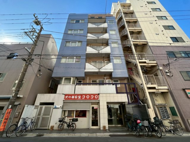 T-WOODの外観|菊川駅から徒歩3分・住吉駅から徒歩10分！利便性に優れ歴史が色づく菊川の街並みで「T-WOOD」は築後35年の時を経ても色褪せることなくその存在感をアピールしています。