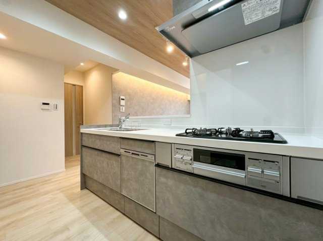 T-WOODのキッチン|食事の時間がバラバラでも最後の人がスイッチを入れれば洗い物が完結できるビルトイン食器洗浄乾燥機や便利な浄水シャワー栓、お料理の幅が広がる3口コンロを備えた新品システムキッチン。