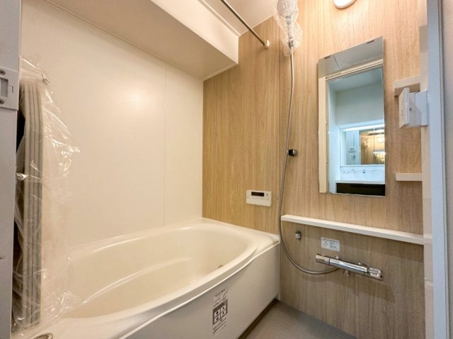 T-WOODの浴室|ワンタッチでお湯張りや追炊ができるオートバスと足を伸ばせる浴槽で24時間いつでも快適にリフレッシュできる新品浴室。雨のお洗濯や日頃のメンテナンスなどに役立つ浴室換気乾燥機完備。