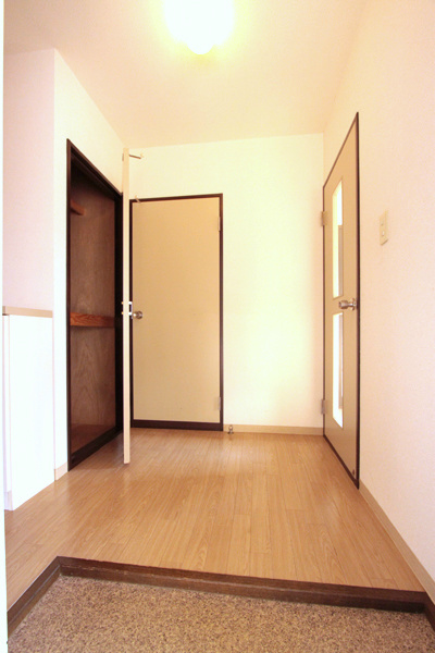 フレグランス美杉台Bの玄関|玄関収納あり　※別部屋同室間取り写真につき若干相違有