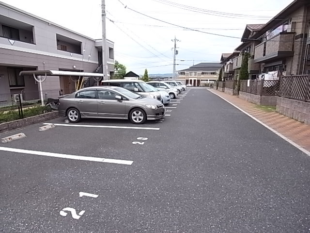 メゾンプレミールＢの駐車場