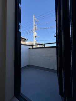 【バルコニー】 | 戸田　喜沢１　A号棟 | 北側に設けた2階バルコニーは、直射日光を抑えつつ通風良好。洗濯物干しや換気スペースとしても使いやすく、外壁に囲まれプライバシーにも配慮されています。
