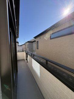 【バルコニー】 | 戸田　喜沢１　A号棟 | 南側バルコニーは日当たり良好で、洗濯物もよく乾きます。隣家との距離も確保され、開放感のある空間。毎日の家事にも便利な使い勝手の良いバルコニーです。
