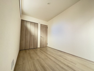 【洋室】 | 戸田　喜沢１　A号棟 | 1階の約4.6帖洋室は、落ち着いた色合いのフローリングで使いやすい空間。収納付きでお部屋をすっきり保て、書斎やテレワークスペースにも適しています。