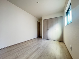 【洋室】 | 戸田　喜沢１　A号棟 | 約6.1帖の1階洋室は、明るさと広さを兼ね備えた快適空間。大容量のクローゼット付きで収納力も十分。主寝室や子供部屋など幅広く活用できます。