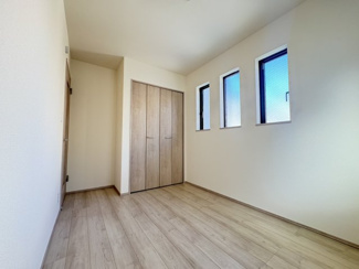 【洋室】 | 戸田　喜沢１　A号棟 | 1階玄関近くの約4.5帖洋室は、家族共有のスペースとして使いやすい間取り。収納付きで生活用品の置き場にも便利なお部屋です。