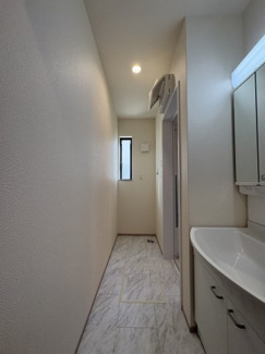 【ランドリースペース】 | 戸田　喜沢１　A号棟 | 自然光が差し込むランドリースペース。清潔で落ち着いた脱衣所が魅力です。