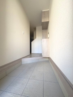 【玄関】 | 戸田　喜沢１　A号棟 | 広めの玄関にシューズ収納付き。家族の靴もすっきり片付き、来客時も安心。