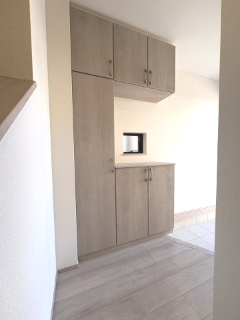 【その他】 | 戸田　喜沢１　A号棟 | 収納が壁面に収まり、玄関ホールは広々。来客時もゆとりある空間でお迎えできます。