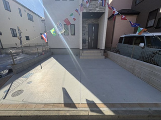 【駐車場】 | 戸田　喜沢１　A号棟 | 並列2台駐車可能な広々スペース。来客時や家族での車利用も安心です。