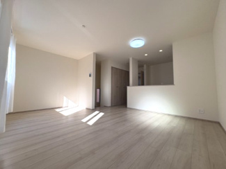 【居間・リビング】 | 戸田　喜沢１　A号棟 | 約15.9帖の明るく開放的なLDK。シンプルな内装で、家具配置もしやすい空間です。