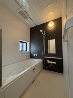 【浴室】 | 戸田　喜沢１　A号棟 | 落ち着いた色合いが印象的な浴室。ゆったりとした浴槽で、一日の疲れをしっかり癒せます。清潔感があり、お手入れもしやすい快適なバスルームです。