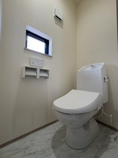 【トイレ】 | 戸田　喜沢１　A号棟 | 清潔感のある明るいトイレ空間。温水洗浄便座を備え、快適にご利用いただけます。窓も付いていて換気もしやすく、毎日気持ちよく使える仕様です。