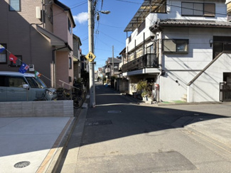 【前面道路含む現地写真】 | 戸田　喜沢１　A号棟 | 前面道路は幅員約4メートル。交通量が少なく、落ち着いた住環境が魅力です。車の出し入れもしやすく、安心して暮らせる立地です。