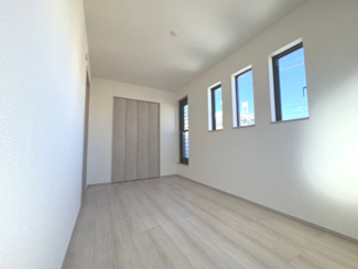 【洋室】 | 戸田　喜沢１　A号棟 | 
約5.6帖の2階洋室。小さなバルコニー付きで、外の空気を感じられる心地よい空間です。採光・通風にも配慮され、寝室や子ども部屋としても使いやすい一室です。　