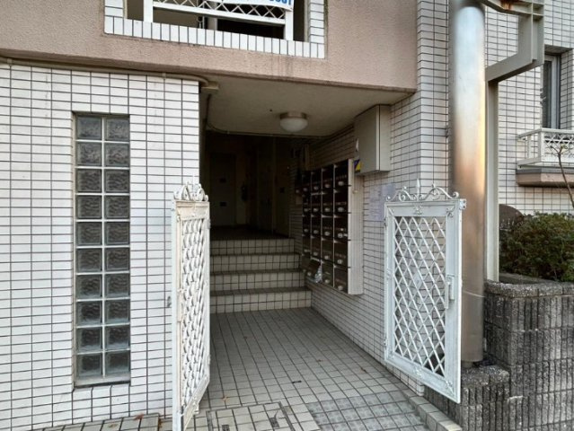 シティパレス学園前P-1のエントランス