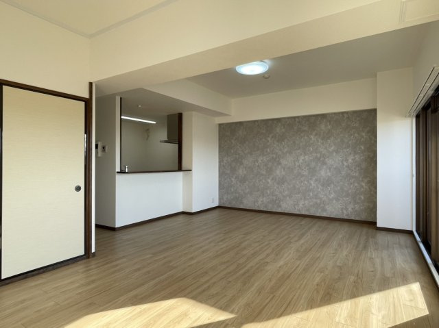 藤和神田町ハイタウンの居間・リビング|2026年1月リフォーム済み！明るい南側バルコニーのLDKです。