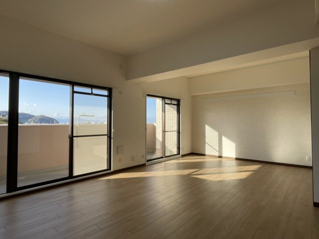 藤和神田町ハイタウンの居間・リビング|2026年1月リフォーム済み！明るい南側バルコニーのLDKです。