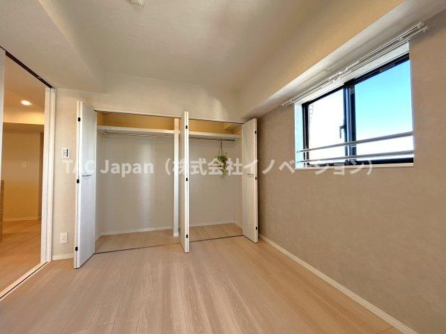 モアクレスト荒川公園ソレーユ館の洋室|～Closet～
各部屋に収納が付いており冬物や夏物、スーツケースなども全部まとめて収納もできますのでお部屋を広く開放的にお使いいただけます。