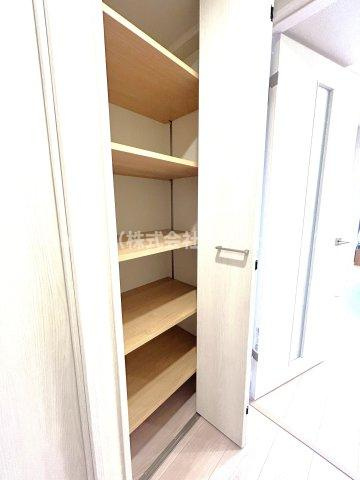 モアクレスト荒川公園ソレーユ館の収納|ホールには多目的に使える壁面収納がございます。細かい物をともかくたくさん収納できますのでリビングがすっきり片付きます。