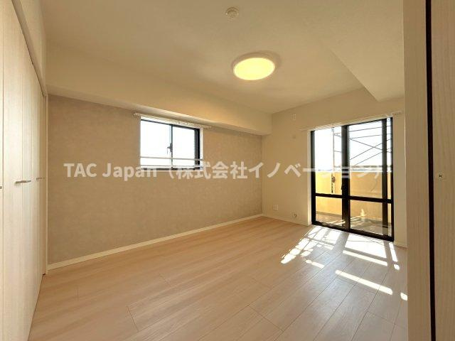 モアクレスト荒川公園ソレーユ館の洋室|～Bed room～
バルコニーから陽当たりが差し込みますので、日中は電気など必要ない明るさとなっております。