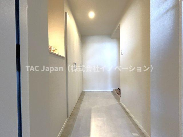 モアクレスト荒川公園ソレーユ館の玄関|玄関ホールがスッキリ広々としていると帰る時も出ていく時も気持ちが良い。来客を出迎える玄関が綺麗ならその家の印象が良くなる。
