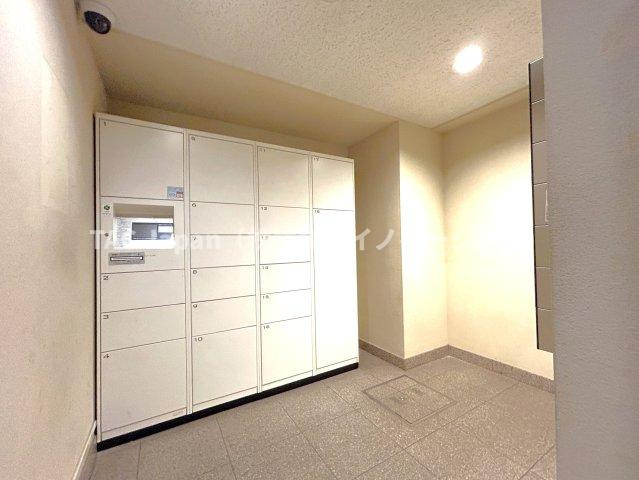 モアクレスト荒川公園ソレーユ館のロビー|「宅配ボックス」
お仕事でお帰りが遅い方にも、ご夫婦でお仕事されている方にも、確実にお荷物の受け取りが出来るので安心です。