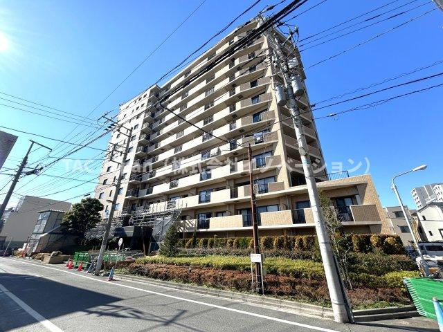 モアクレスト荒川公園ソレーユ館の外観|青空に映えるこの雄大な佇まい。
陽当たり、立地、周辺環境など恵まれた好条件となっております。