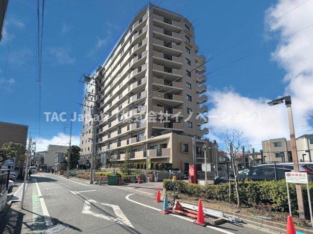 モアクレスト荒川公園ソレーユ館の外観|時代の流れに惑わされないシックなカラートーンで街並みに溶け込む外観は、主張し過ぎず、また平凡になり過ぎず絶妙なコントラストで輝きを放ちます。