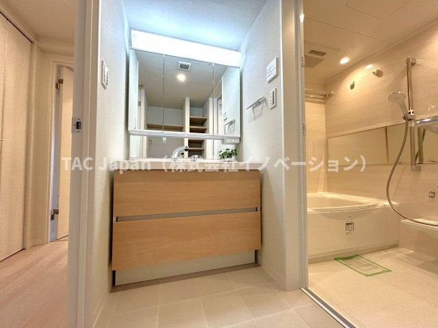 モアクレスト荒川公園ソレーユ館の独立洗面台|【パウダールーム】
三面鏡タイプの洗面化粧台を採用し、キャビネット収納はぎっしり色々な物を収納でき下部収納もございます。シャワーヘッドタイプを採用しておりますのでお掃除など楽々できます。