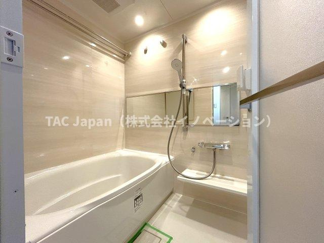 モアクレスト荒川公園ソレーユ館の浴室|ご家族との憩いの場として、一日の疲れを癒す場として、ゆったりと足を伸ばしてくつろげる綺麗で清潔感のある色味の浴室。気持ちの良い光と爽やかな風をたっぷりと取りこめる開閉式の窓も設置しています。