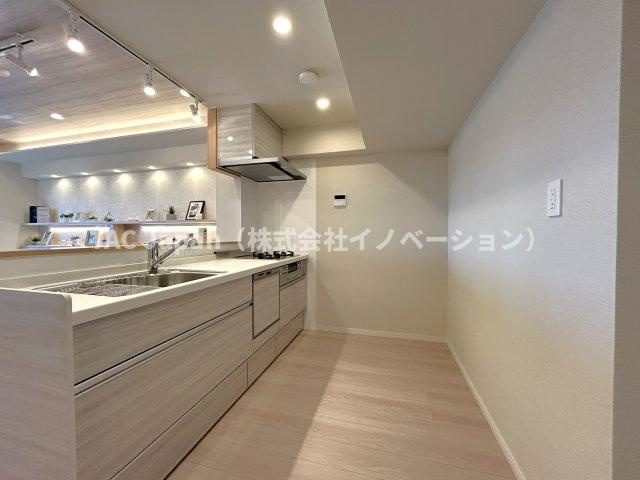 モアクレスト荒川公園ソレーユ館のキッチン|長い時間滞在するキッチンスペースだからこそ、食事の準備を楽しい時間に、忙しい時でもスムーズに無駄なく作業できる、お手入れも簡単にできるなど、毎日を楽しくするキッチンスペースに仕上げました。