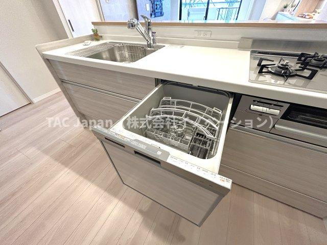 モアクレスト荒川公園ソレーユ館のキッチン|「ビルトインタイプ食器洗乾燥機」通常の手洗いでは使用出来ないほど高温のお湯や高圧水流を使うことにより汚れを効果的に落とすことができる。殺菌効果が非常に高く哺乳瓶などを使う家庭で需要が高く大変便利。