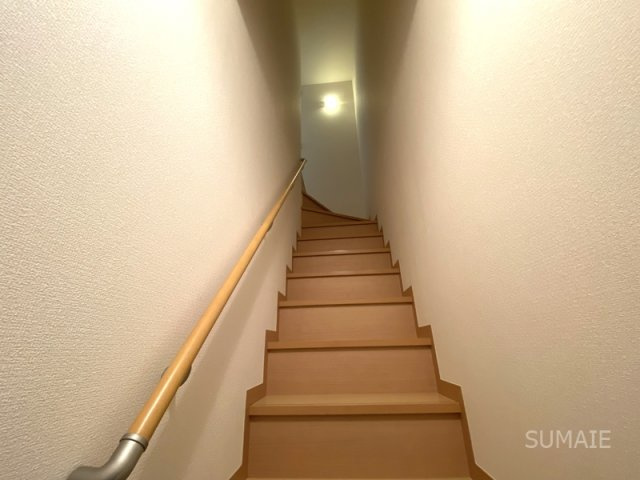 メゾンドエスポワールの内装|手摺付き階段☆