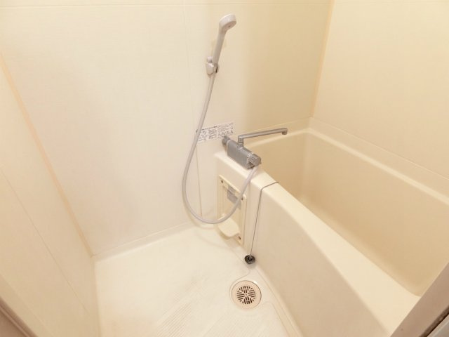 グリーン花水木IIの浴室|日々の疲れを癒すお風呂付です