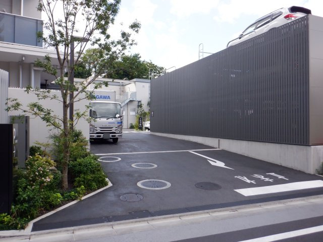 ブリリアタワー池袋Westの駐車場