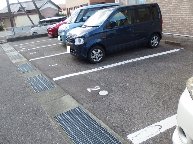 アヴニールＴの駐車場