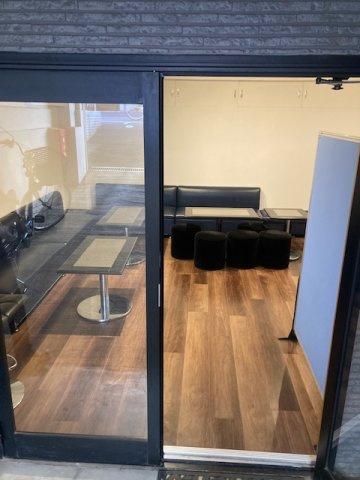 須田ビルの玄関